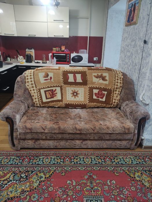 Диван небольшой длинна где-то 1800