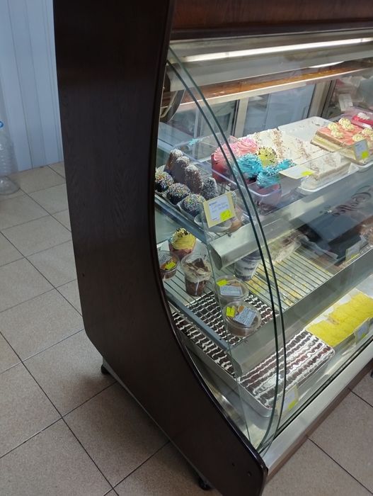 Сладкарска витрина