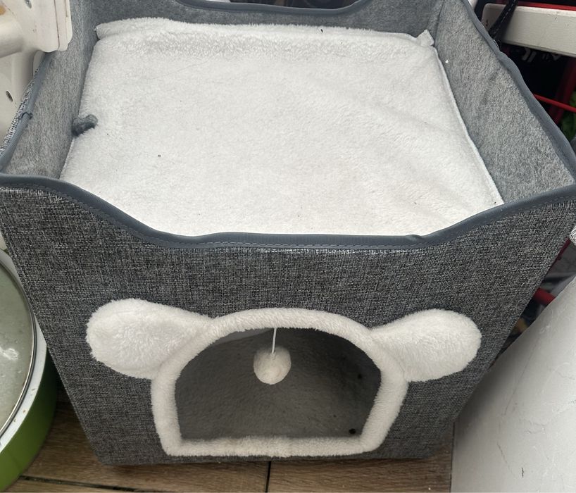 будка для собак/кошек, сбоку есть еще вход