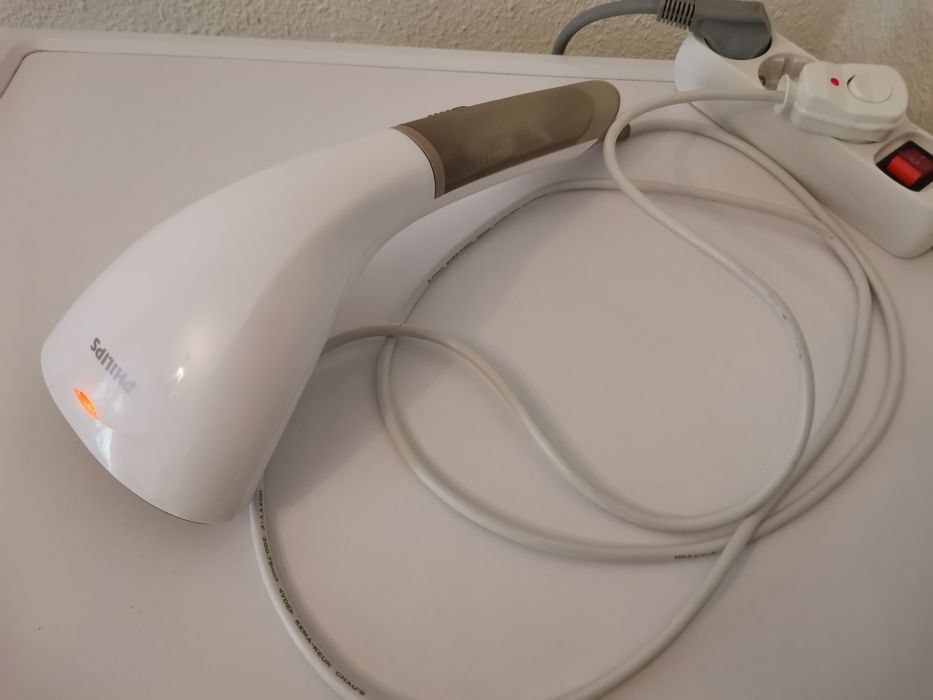 Fier de călcat vertical Philips.