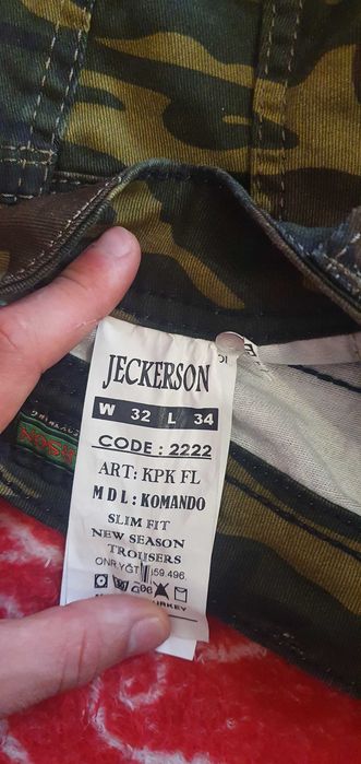 Vând tricou mărime M și pantaloni mărime L (hainele sunt noi)