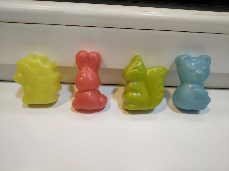 Игрушки, формы для песка.