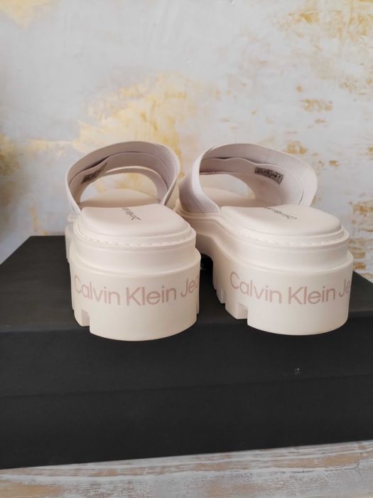 Оригинални нови чехли на Calvin Klein Jeans.