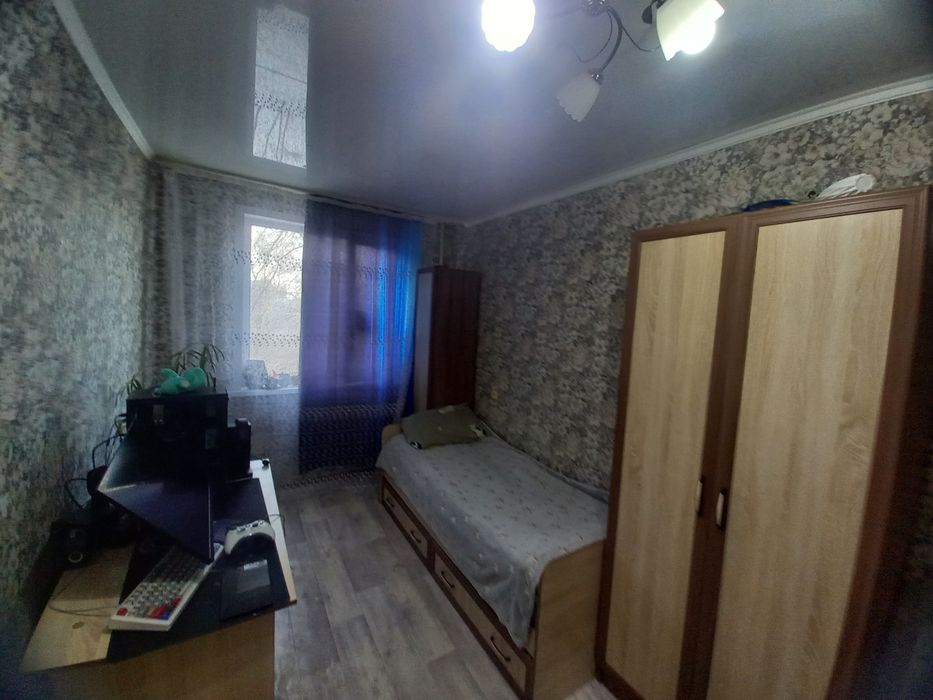 Продам :кровать ,2 шкафа , и стол