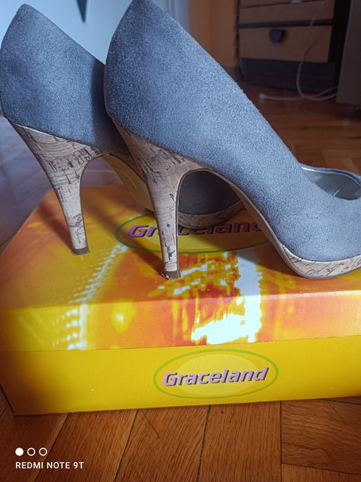 Обувки чисто нови