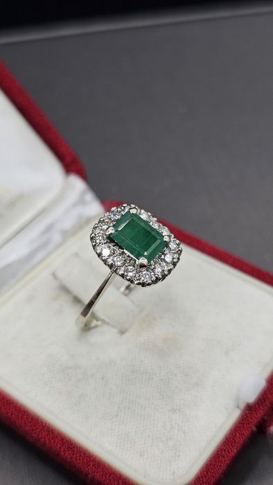 Златен пръстен 18K (750) с естествен изумруд и диаманти | 4.24 гр | Emerald Halo Ring
