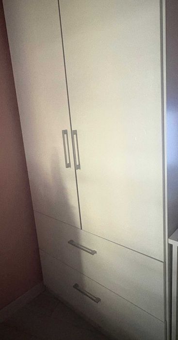 Двукрилен гардероб с чекмеджета и надстройка - бял гланц