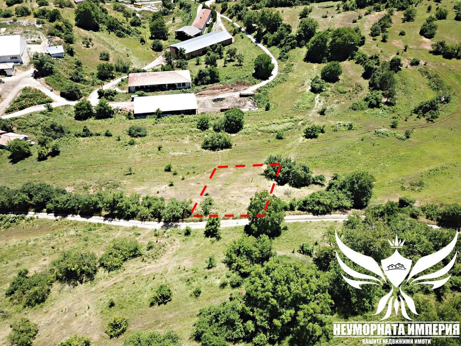 Продавам парцел УПИ 900кв.м. в село Орехово обл.Смолян