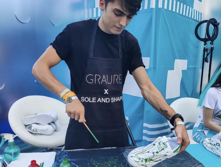 Pereche Adidas pictati manual de Graure, editie limitata