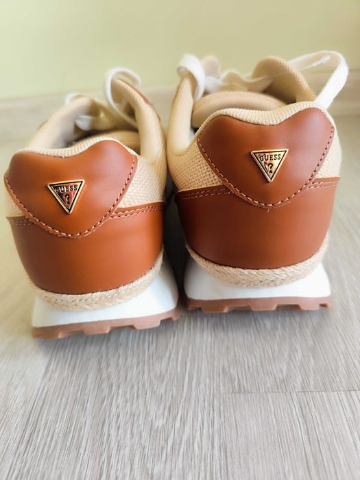 Нови оригинални спортни обувки Guess