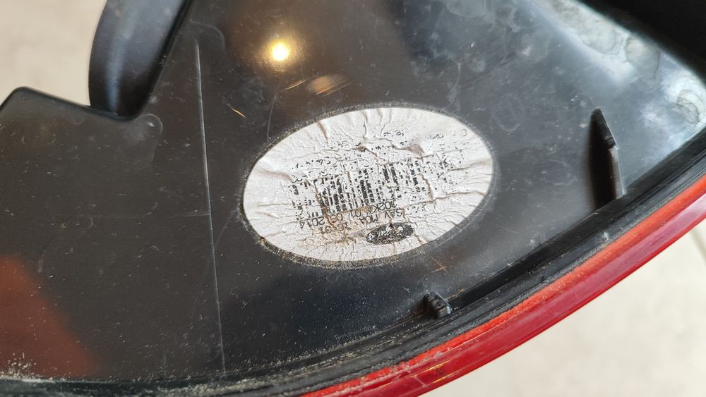 Ford S-Max Заден десен стоп (РАБОТЕЩ, ПУКНАТ, липсва малко парче)