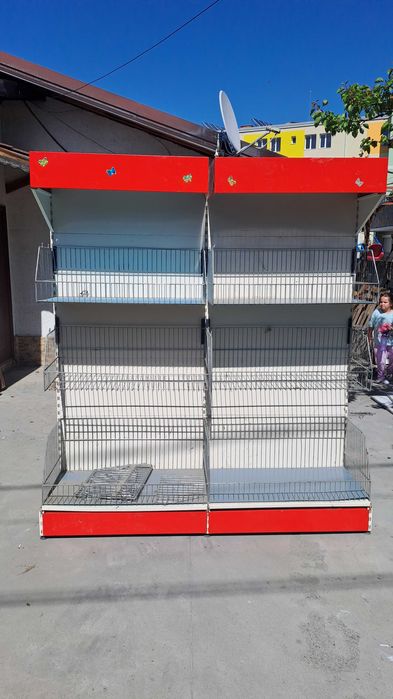 Метален стелаж с кошници за зеленчуци