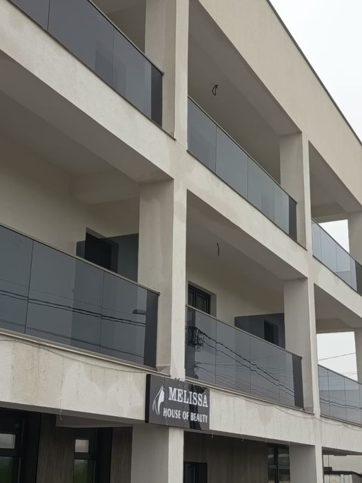 Balustrada din sticla securizata fixata in profil menghina