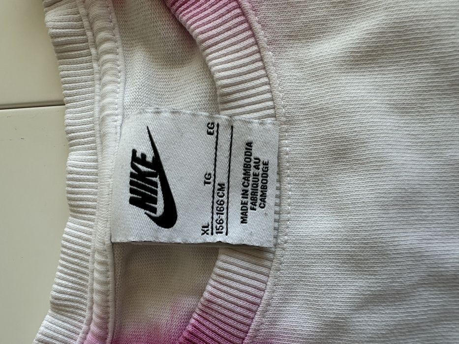 Потниче, блуза на Nike и суитчът на Champion