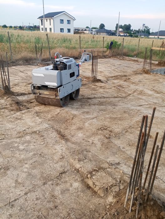 Cilindru compactor cu deservent fundații case vile alei pietonale parcări auto tot județul