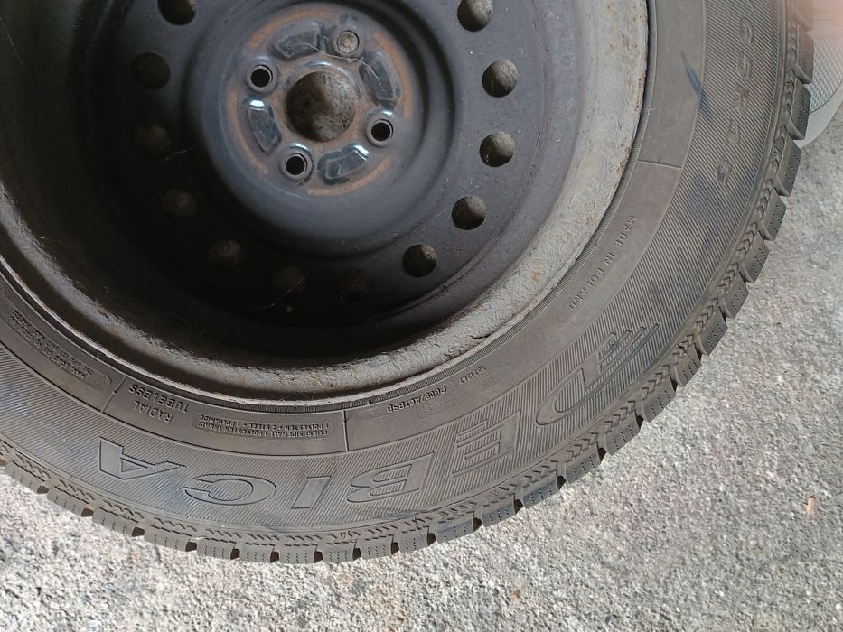 Зимни гуми 195/65/15 с джанти 4 броя 15  4x100 Toyota