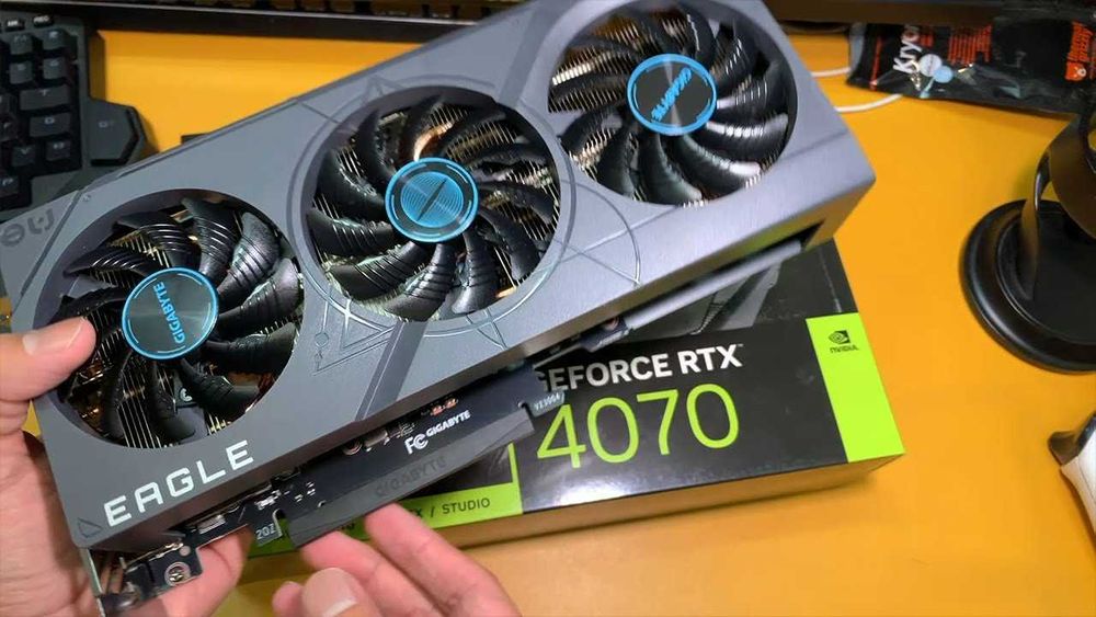 vand/schimb GIGABYTE GeForce RTX 4070 EAGLE OC V2