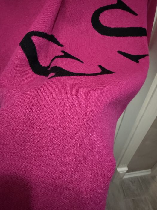 Рокля и пуловери на Guess