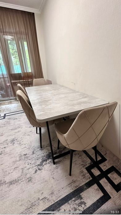 Кухонный стол и 4 стула