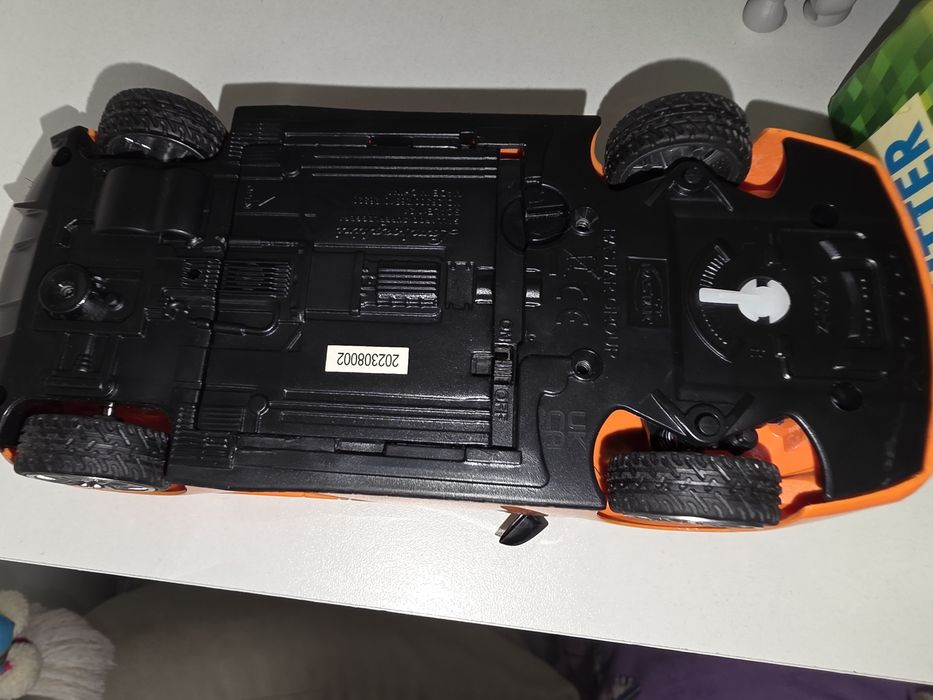 Vand aceasta jucarie cu telecomanda pt copii de 5 ani +