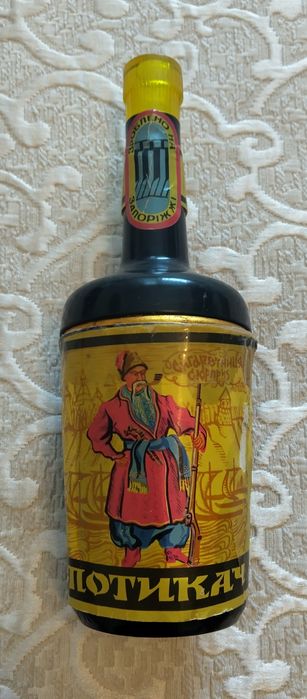 Ретро мелнички и бутилка - цигаретник от соца