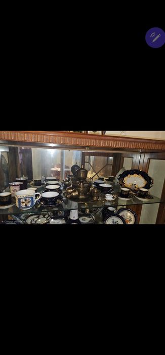 Vitrina lemn farfurii bibelouri