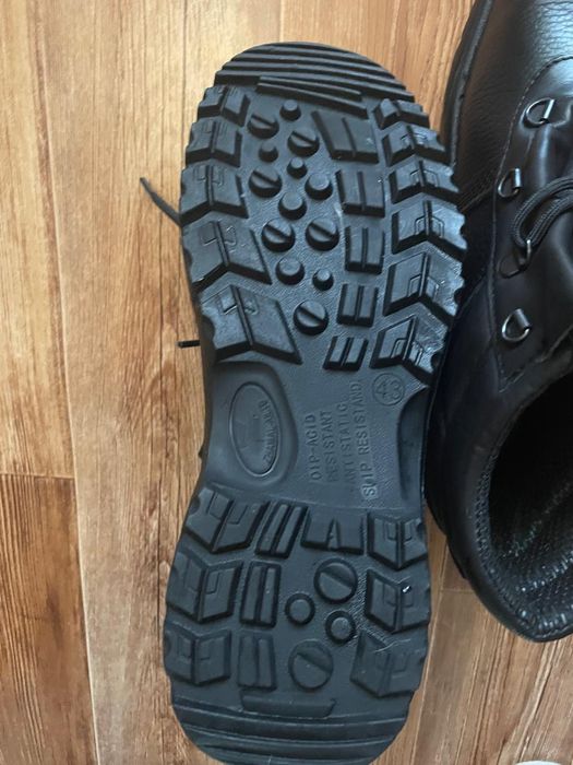 Продам ботинки демисезонные.