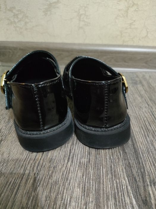 Туфли лакированные на девочку