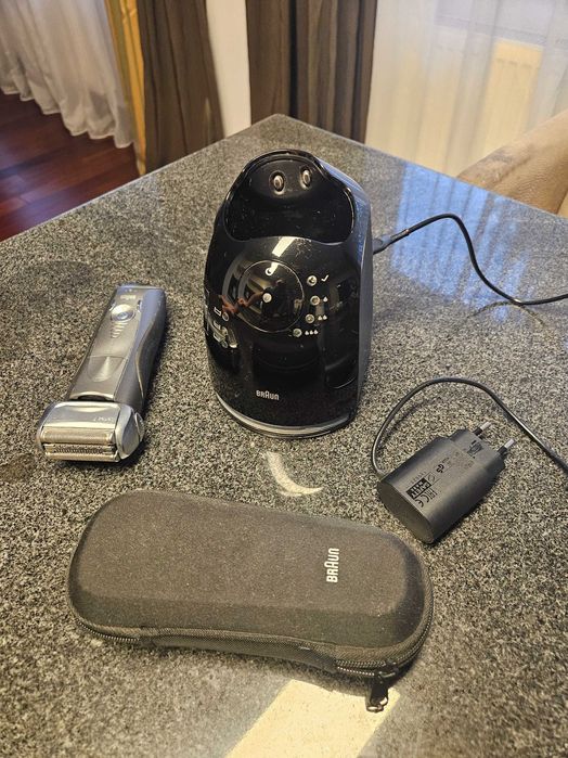 Aparat de ras Braun Series 7 7865cc + Stație Curățare Clean&Charge, Stare Foarte Bună