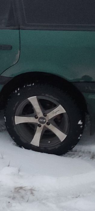 Продам комплект зимней резины с дисками
