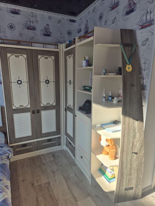 Продам шкаф угловой, кровать 2ярусный