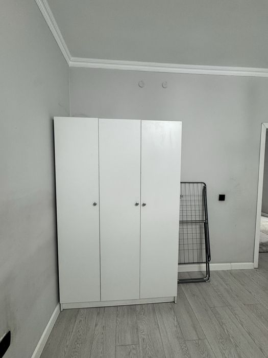 Компактный белый шкаф