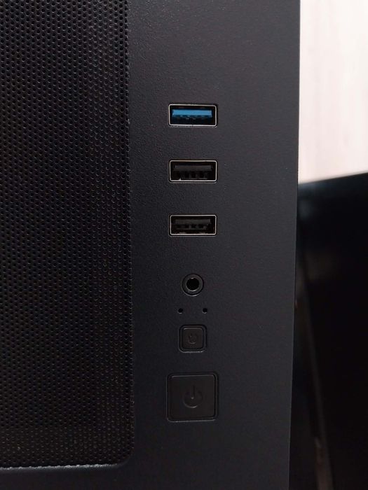 Геймърски компютър с Монитор и д-р. i5-4460, 4GB RX570, 16GB RAM, SSD 120GB и SSD 480GB