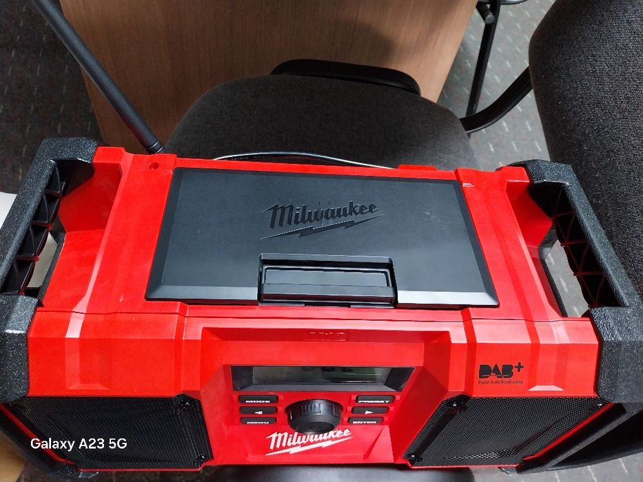 Vând Milwaukee radio M18 nou nouț în cutie