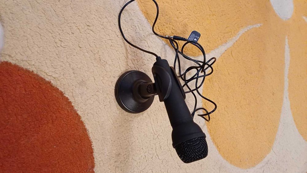 Продавам микрофон Adder. Цена 9 лв