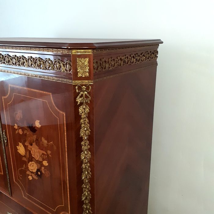 Mobilier decorat cu bronz