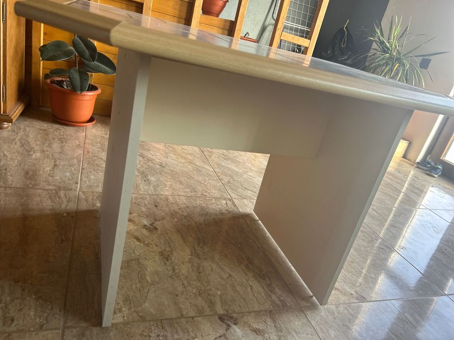 Masă cu gresie adusă din Germania