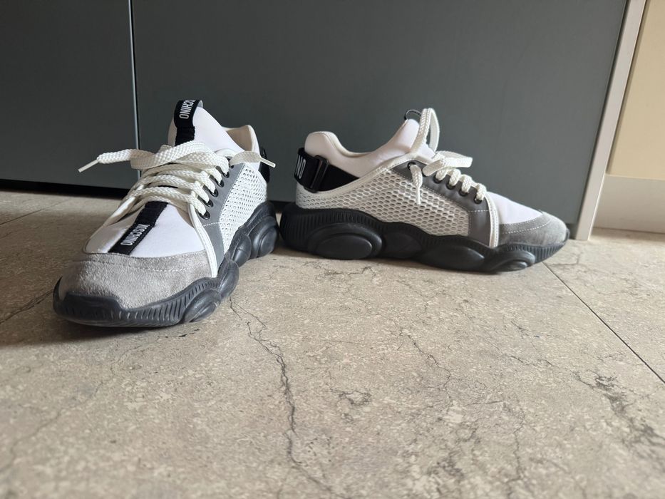 Vand pantofi sport Moschino.