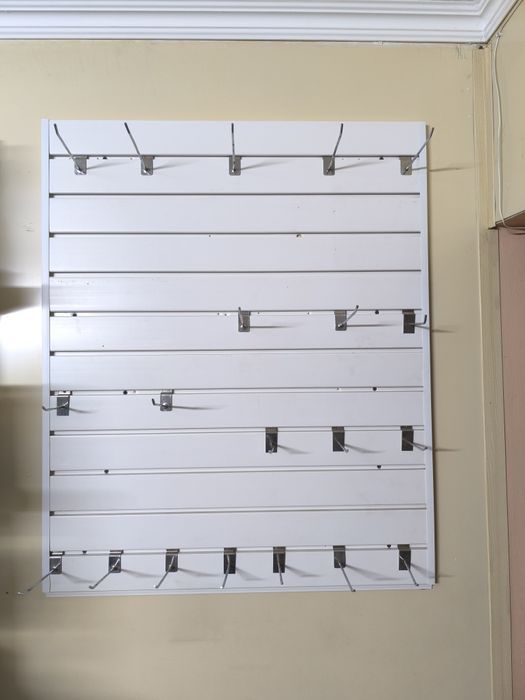 Витрина навесная с крючками