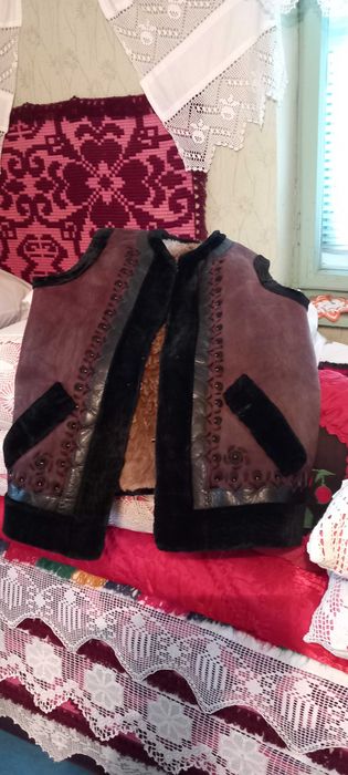 Vând vestă blană țărănească  veche de colecție - 550 lei