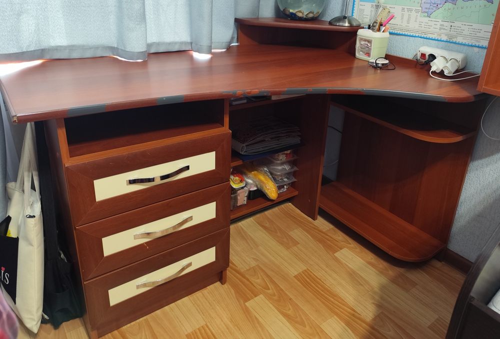 Срочно стол для ПК с шкафчиками