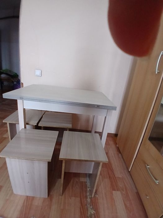 Продаётся стол со стульями