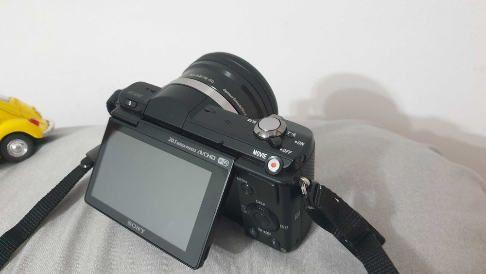 Sony Alpha 5000 20.1 МРх + обектив Sony E 16-50mm f/3.5-5.6 PZ OSS