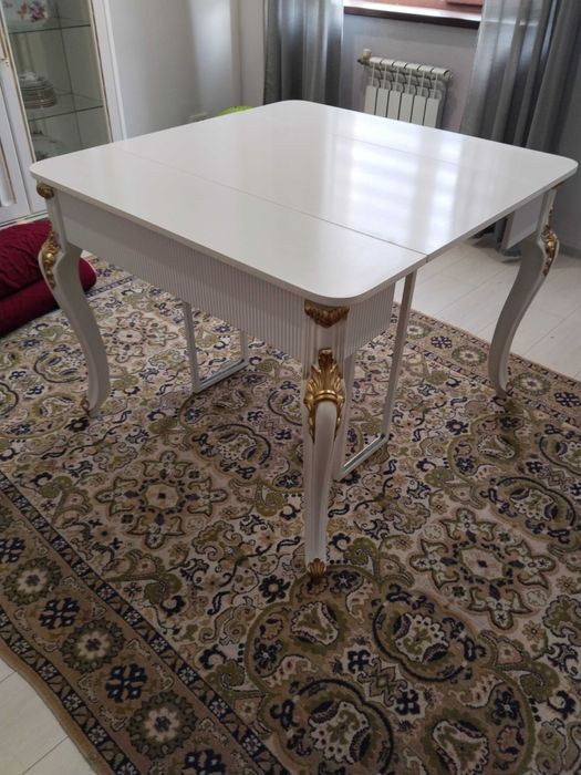 Стол для гостийноц