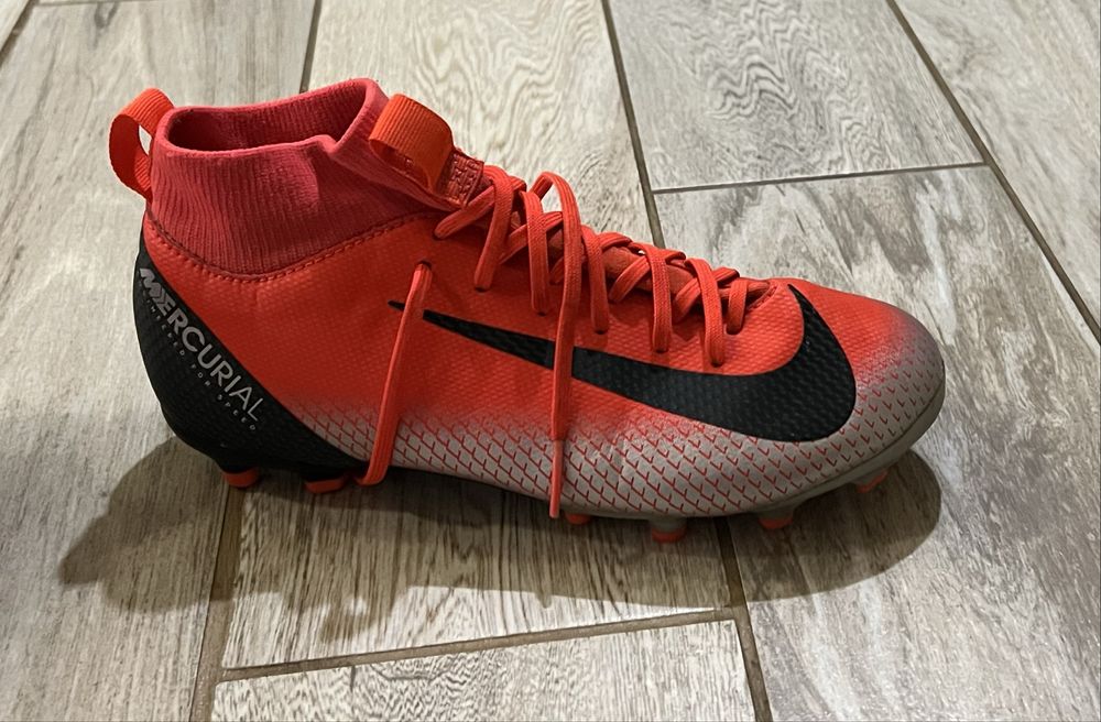 Бутонки найк червени