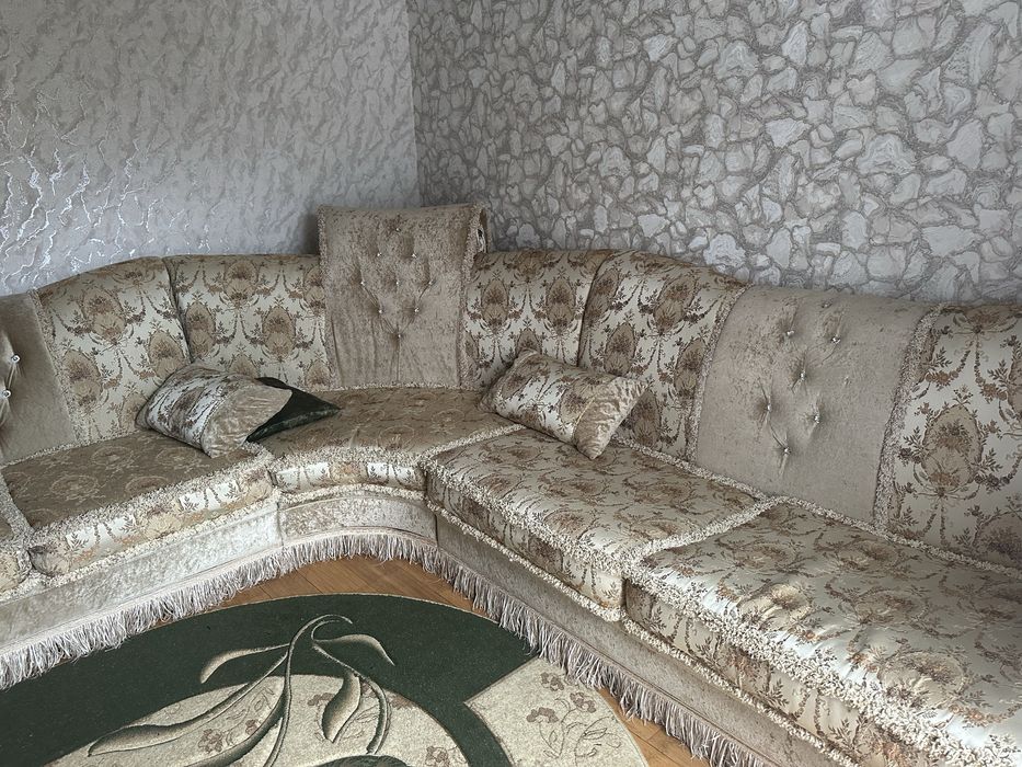 Продается угловой диван , комод с зеркалом . Есть торг.