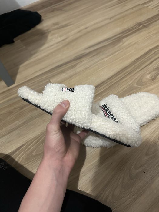 Balenciaga slides fur white