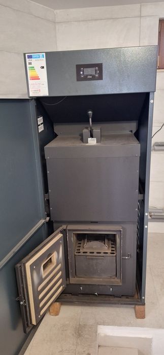 Vând centrala FEROLLI , pe peleti, 30 kw .