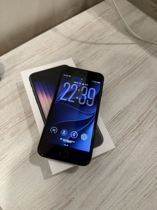 Продавам iphone se 2022 gen 3