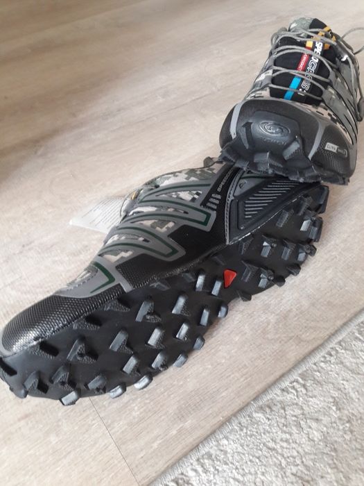 Кроссовки универсальные.